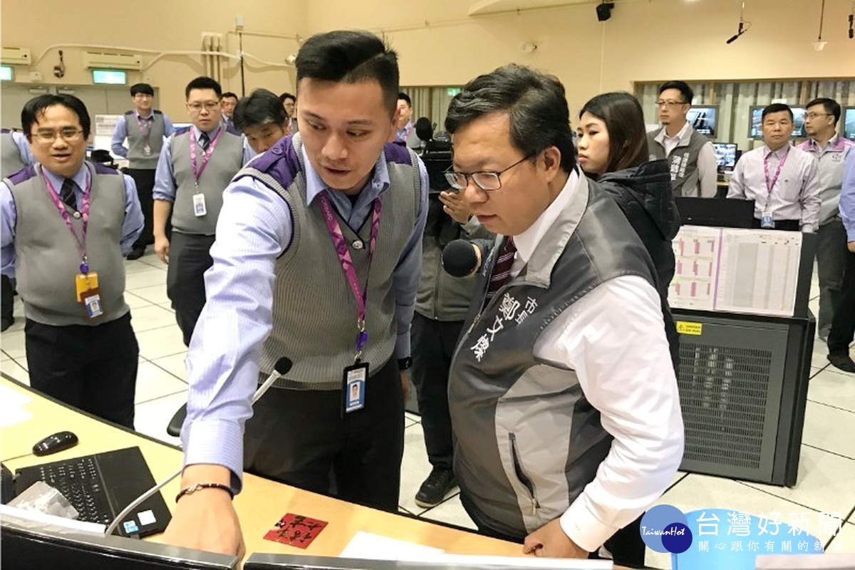 肩負春節疏運任務,桃園市長鄭文燦慰問桃捷公司員工並視察行控中心。
