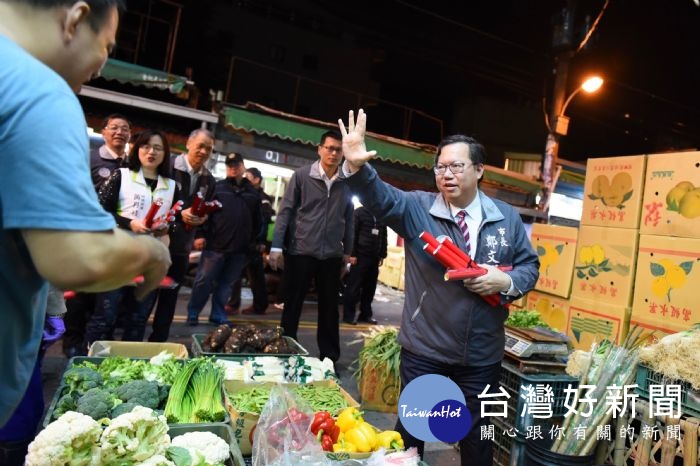 鄭市長訪視桃園區及中壢區市場，並祝賀大家新年平安快樂、諸事大吉。