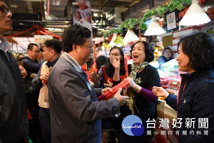 鄭市長訪視桃園區及中壢區市場，並祝賀大家新年平安快樂、諸事大吉。