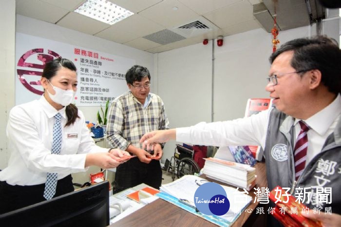鄭市長視察機捷、高鐵、台鐵春節旅運狀況,鼓勵搭乘大眾運輸工具,讓春節交通順暢不打結。
