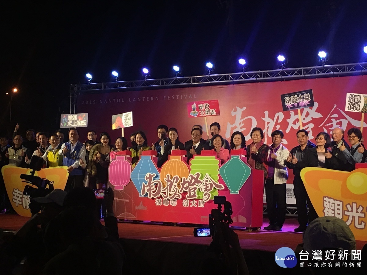 許立委林縣長伉儷與多位議員點燃主燈。(記者扶小萍攝)