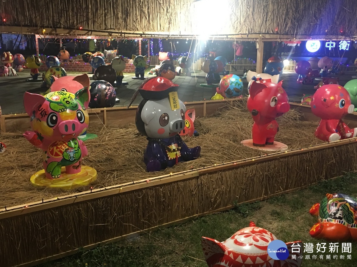 各校同學彩繪的可愛豬登場。(記者扶小萍攝)