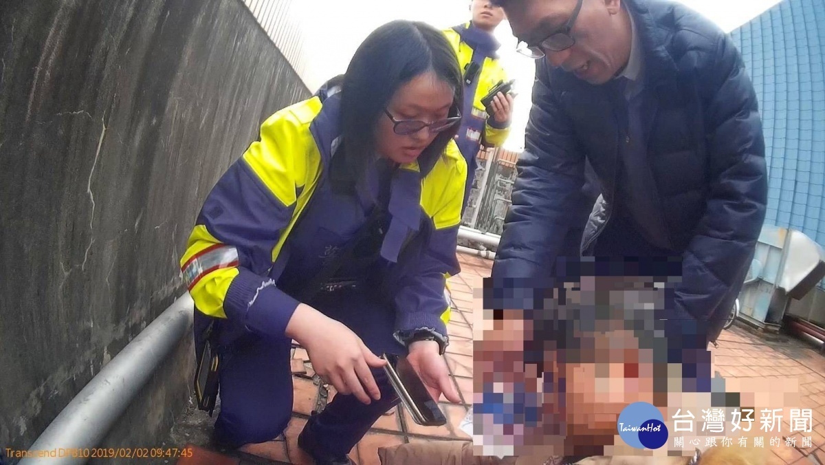 民眾17頂樓跳樓自殺,警察即時翻牆搶救寶貴性命。