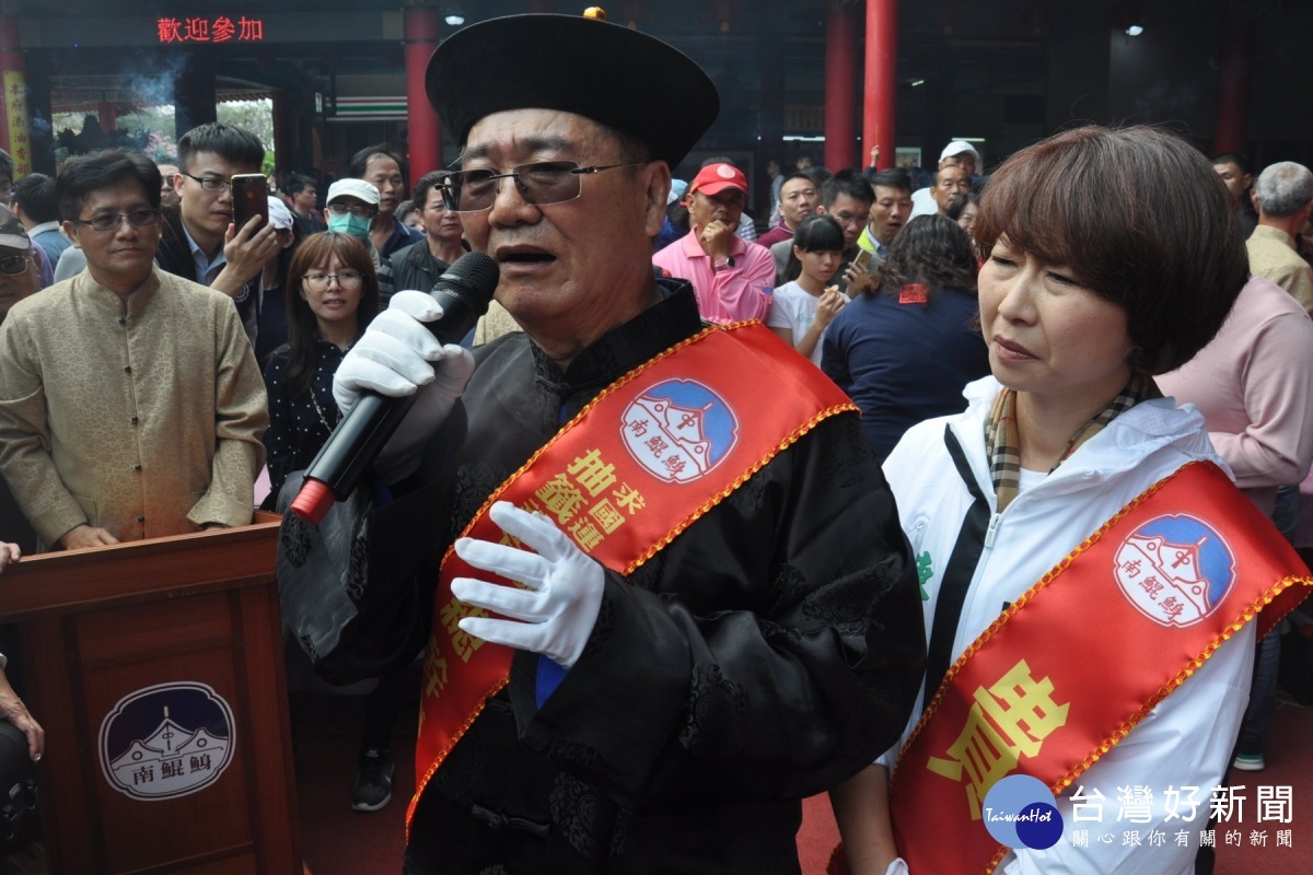 抽不出國運籤,侯賢遜請民眾自行解讀。
