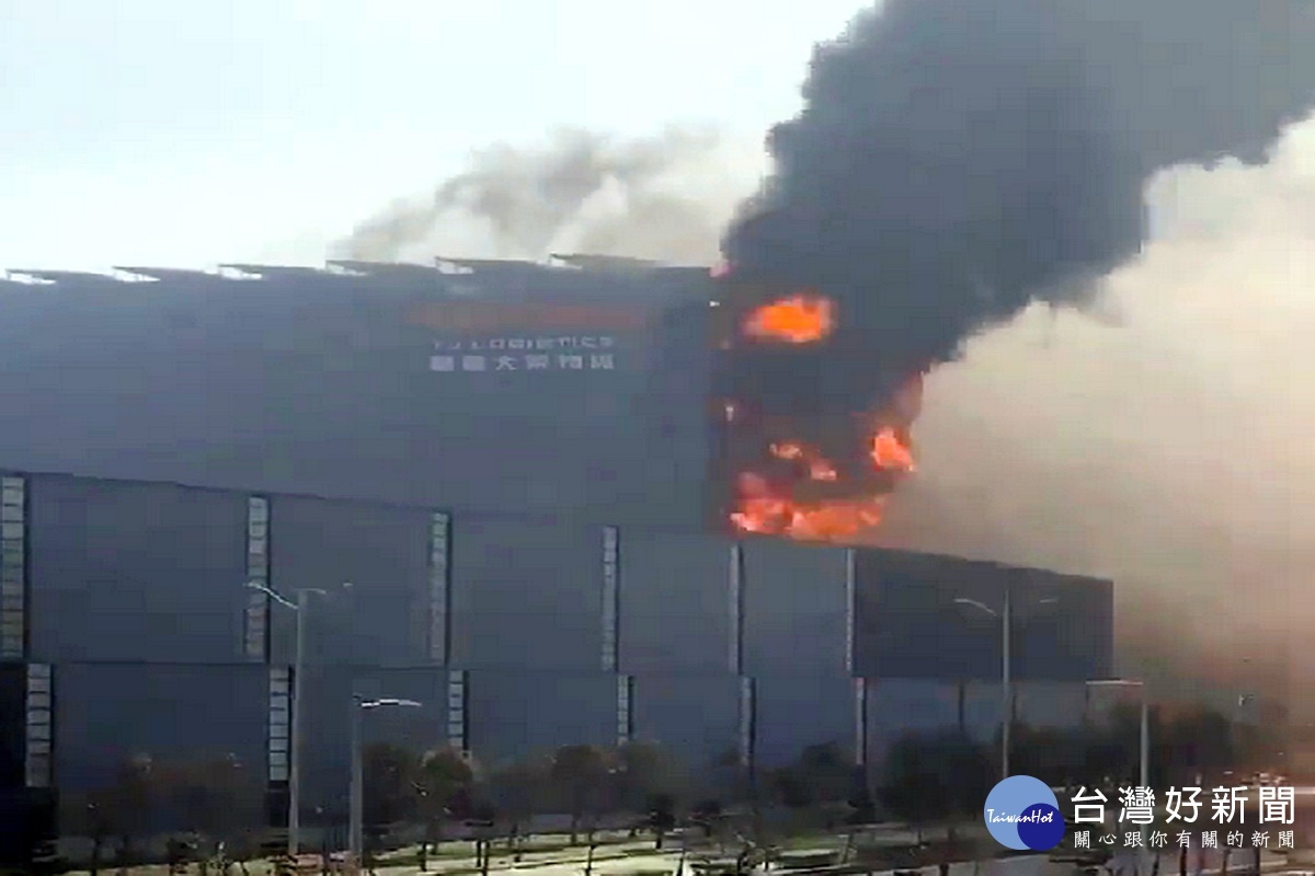 位於桃園市觀音區桃科二路的嘉里大榮貨運倉儲發生大火，現場火舌亂竄、濃煙蔽日。