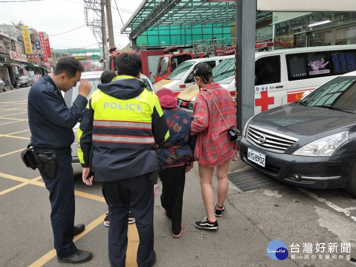 90歲的李姓老婦,想看孫子卻找不到路,新坡派出所值班員警看到,協助讓她順利見到寶貝孫子。