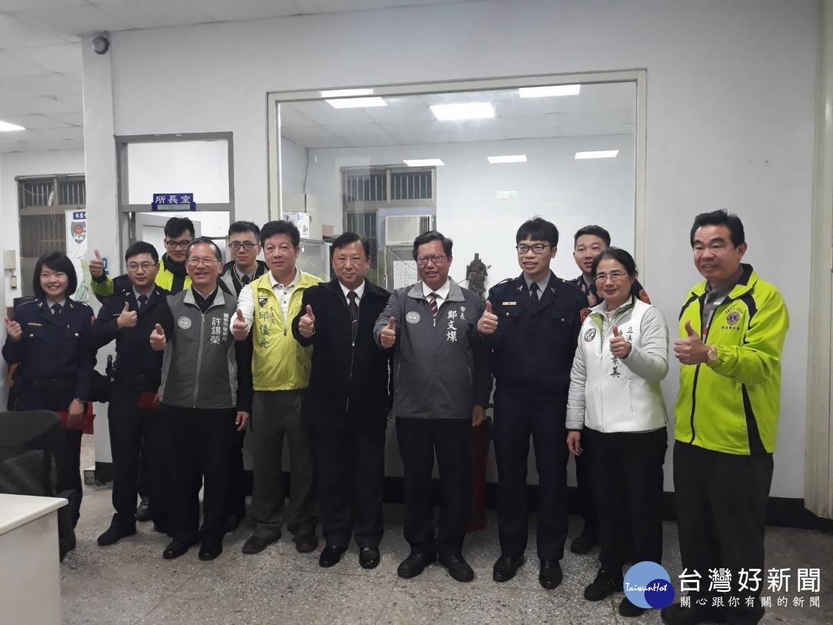 鄭文燦走訪新屋區五大宮廟,也至楊梅分局永安派出所,慰問年節期間仍在崗位執勤員警。