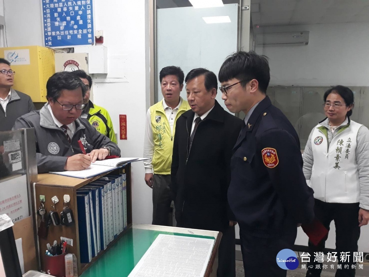 鄭文燦走訪新屋區五大宮廟,也至楊梅分局永安派出所,慰問年節期間仍在崗位執勤員警。