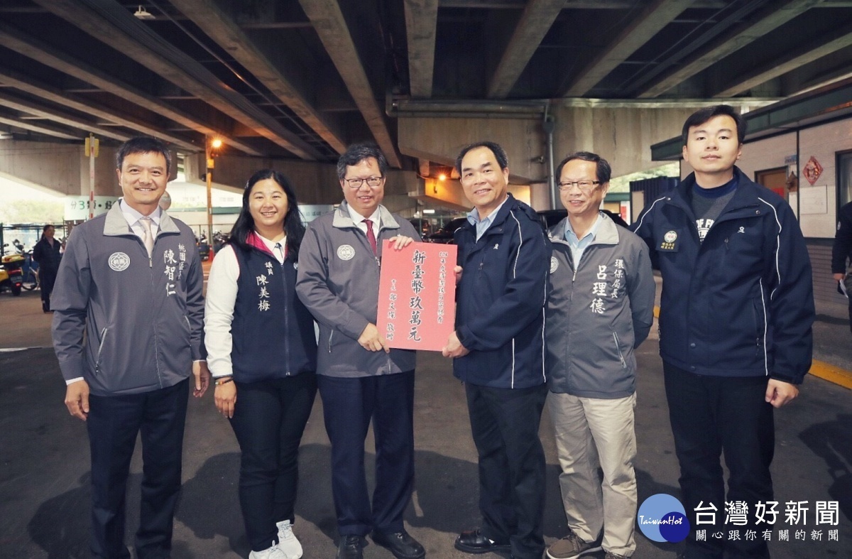 鄭市長頒發加菜金與發放福袋,慰勞辛勤的清潔隊員