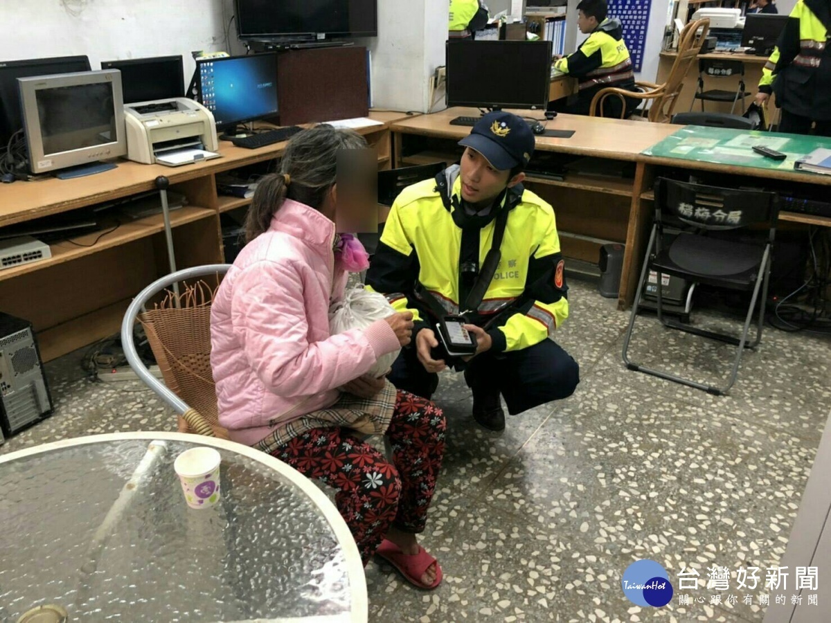 失智老婦沿著上匝道道路來回徘徊,員警立即阻擋上匝道車輛,並將老婦帶離匝道,協助返家。
