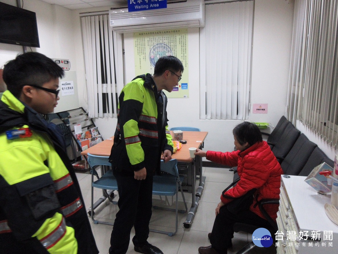 員警帶回派出所安置,提供熱水、泡麵及水果讓婦人果腹。