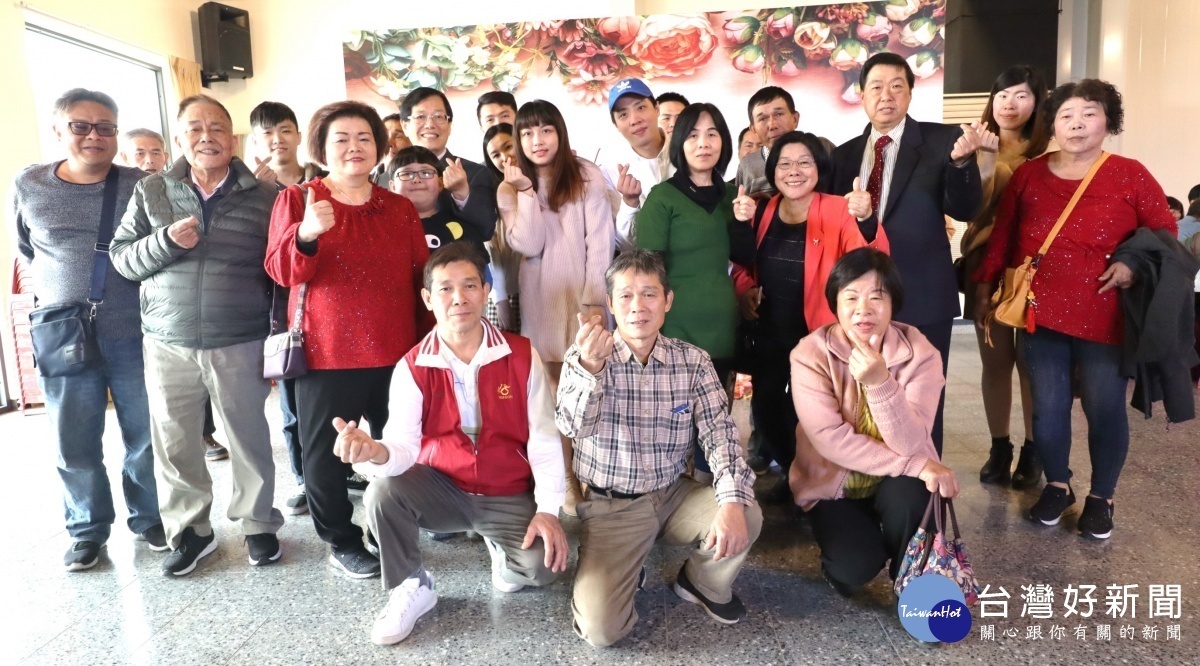 娶老婆花費不到四萬的呂欣融夫妻,接受親友祝福。