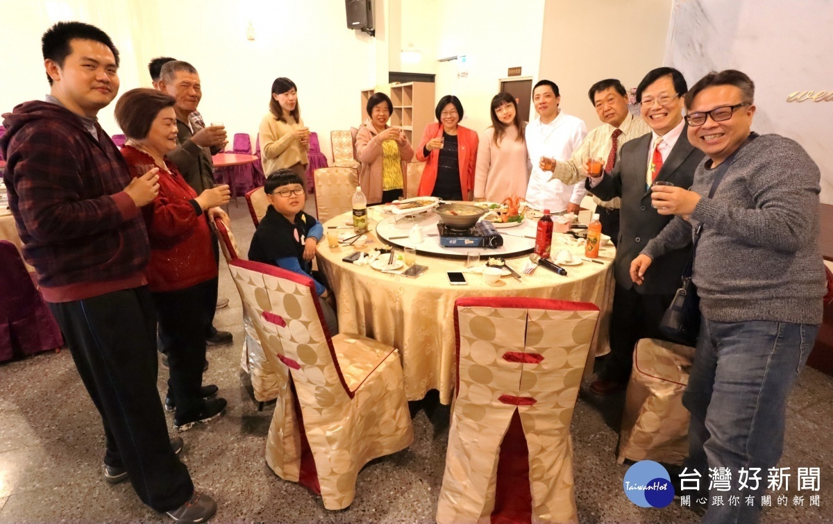 新人結婚，徐乃義主任（右2）也參與一桌7千元喜宴。