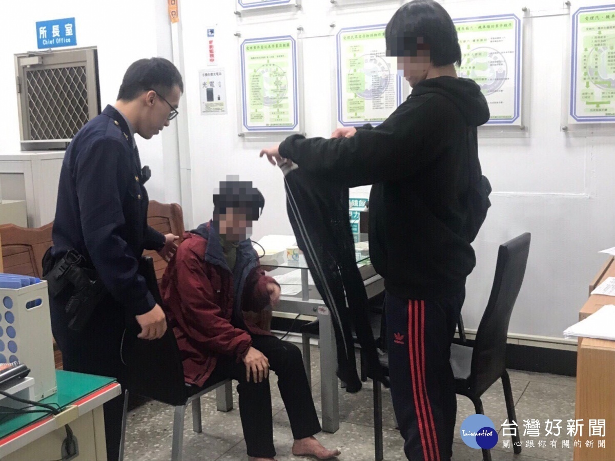 警方在寒風刺骨的夜晚將婦人帶回安置,並通知家屬領回。
