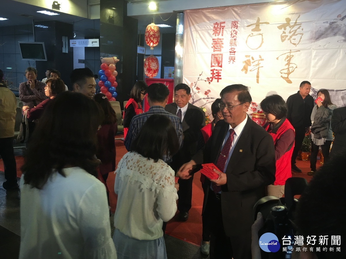 林縣長發送鴻運小紅包給員工。(記者扶小萍攝)