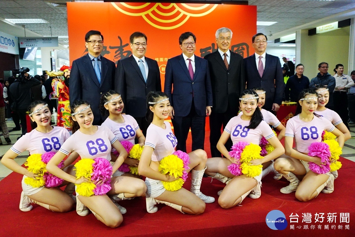 桃園市政府新春團拜,市長鄭文燦率同副市長游建華等,一起向市府各局處首長及同仁們拜年。