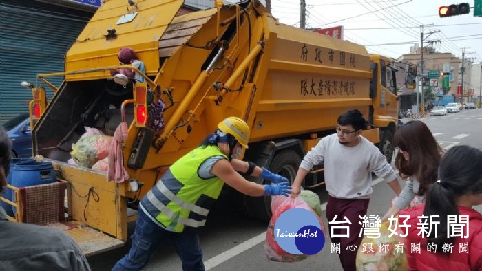 桃園市環境清潔稽查大隊的清潔隊員,為民眾清運春節期間的家戶廢棄物。