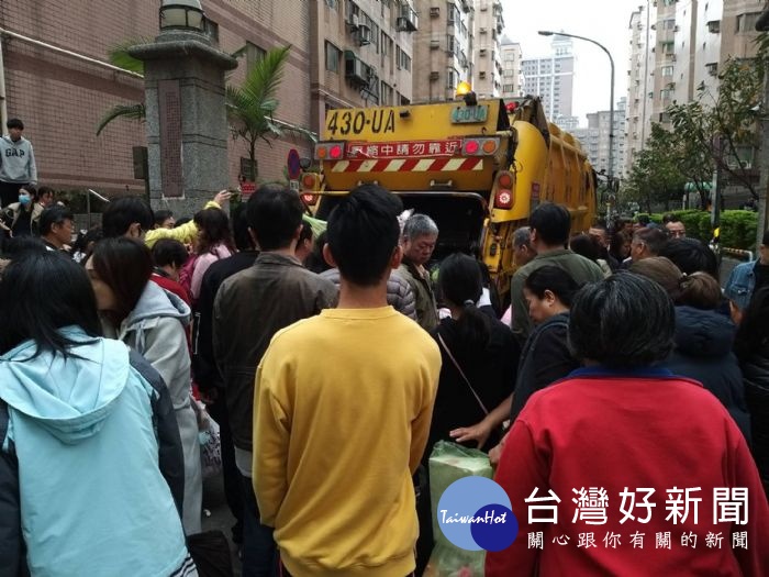 桃園市環境清潔稽查大隊的清潔隊員,為民眾清運春節期間的家戶廢棄物。