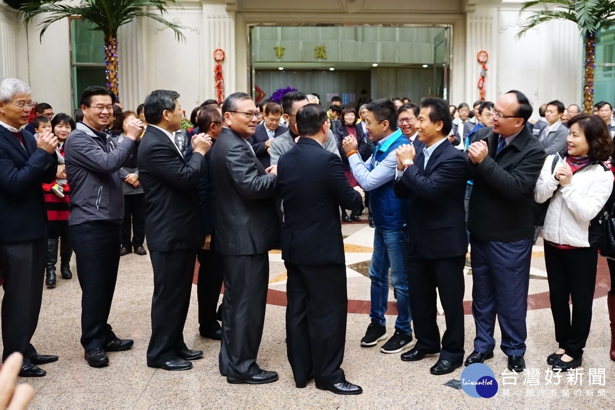 桃園市議會舉行新春團拜，議長邱奕勝、副議長李曉鐘及多位議員在議會一樓中庭相互拱手拜年。