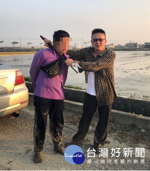 北港警方獲報有外籍人士出沒農田,迅即調集警力圍捕,順利逮捕4名越南籍失聯移工及3名持觀光護照來台逾期居留的越南籍人士,詢後送往斗六專勤隊收容。(記者陳昭宗拍攝)
