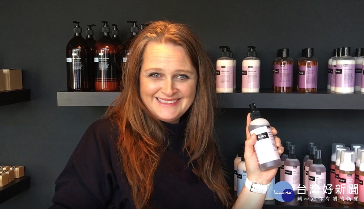 品牌創辦人Sóley Elíasdóttir介紹明星商品「橙花植萃舒活噴霧化妝水」。