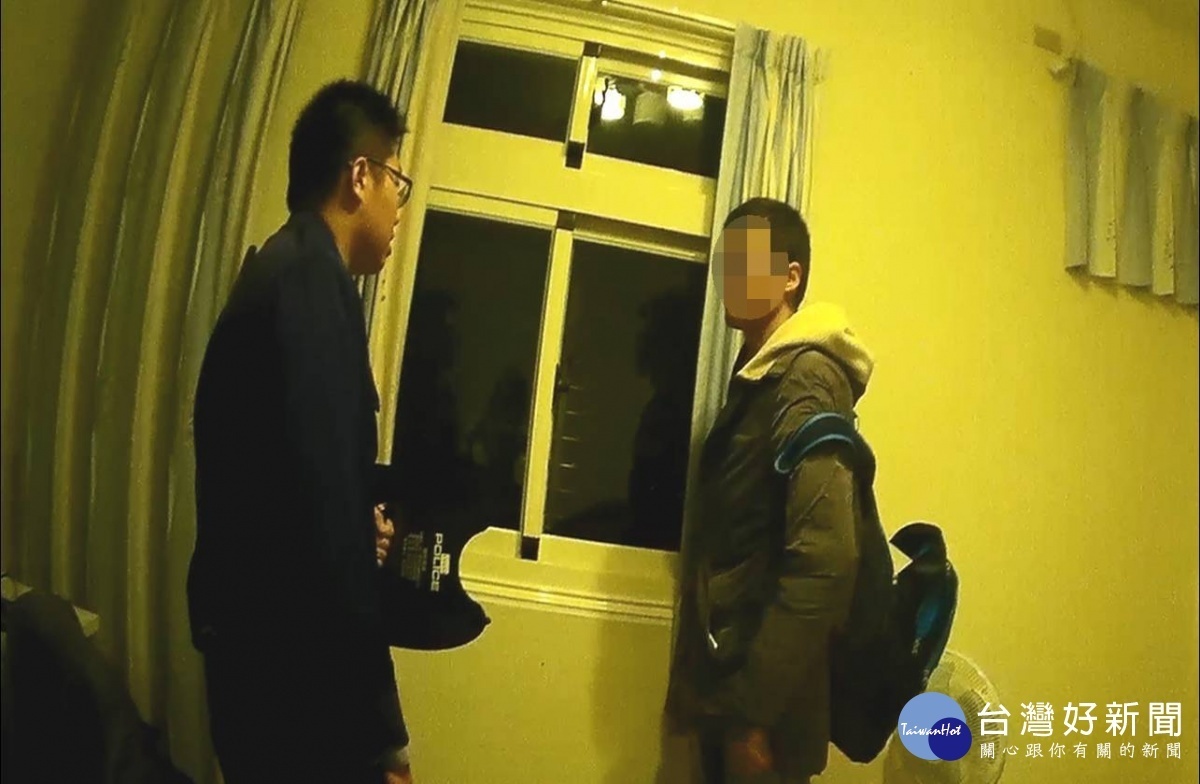 邱男看見有人進門,拿起刀子威嚇不讓人靠近,員警不斷勸說。