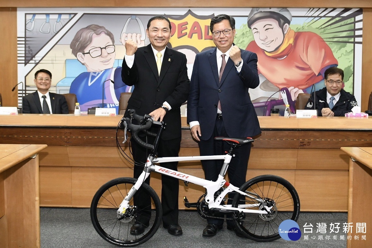 「雙首長論壇」中互贈禮物,桃園市長鄭文燦贈新北市長侯友宜超高性能的「太平洋公路自行車」。