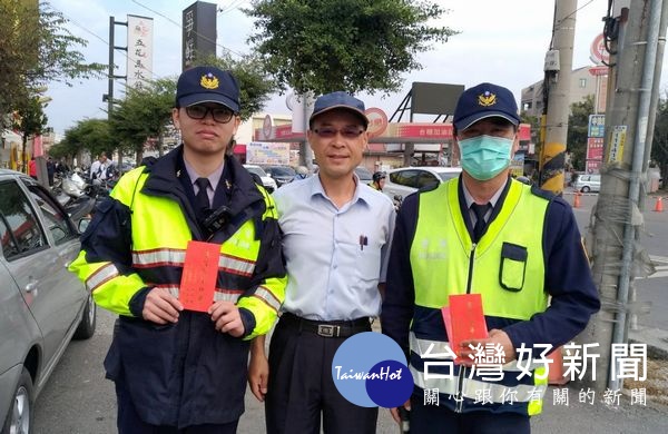 北港警分局長廖志明慰勞新春期間值勤警力的無私付出,除致贈慰問紅包,也關懷員警加強重要節日安全維護工作之身心狀態,令人倍感窩心。(記者陳昭宗拍攝)