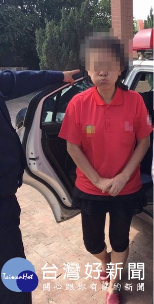 蔦松所所長陳群松與警員顏有邦發揮人民保姆的精神,積極細心的為民服務,順利幫迷途婦人找尋家人,讓她平安返家過年。(記者陳昭宗拍攝)