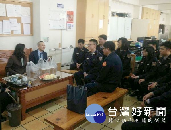 警專教育長廖美鈴率隊訪視虎尾警分局實習生,予以勉勵打氣及瞭解學習進度、生活起居,期勉實習生應秉持虛心學習態度,把握時間多看、多聽、多學習。(記者陳昭宗拍攝)