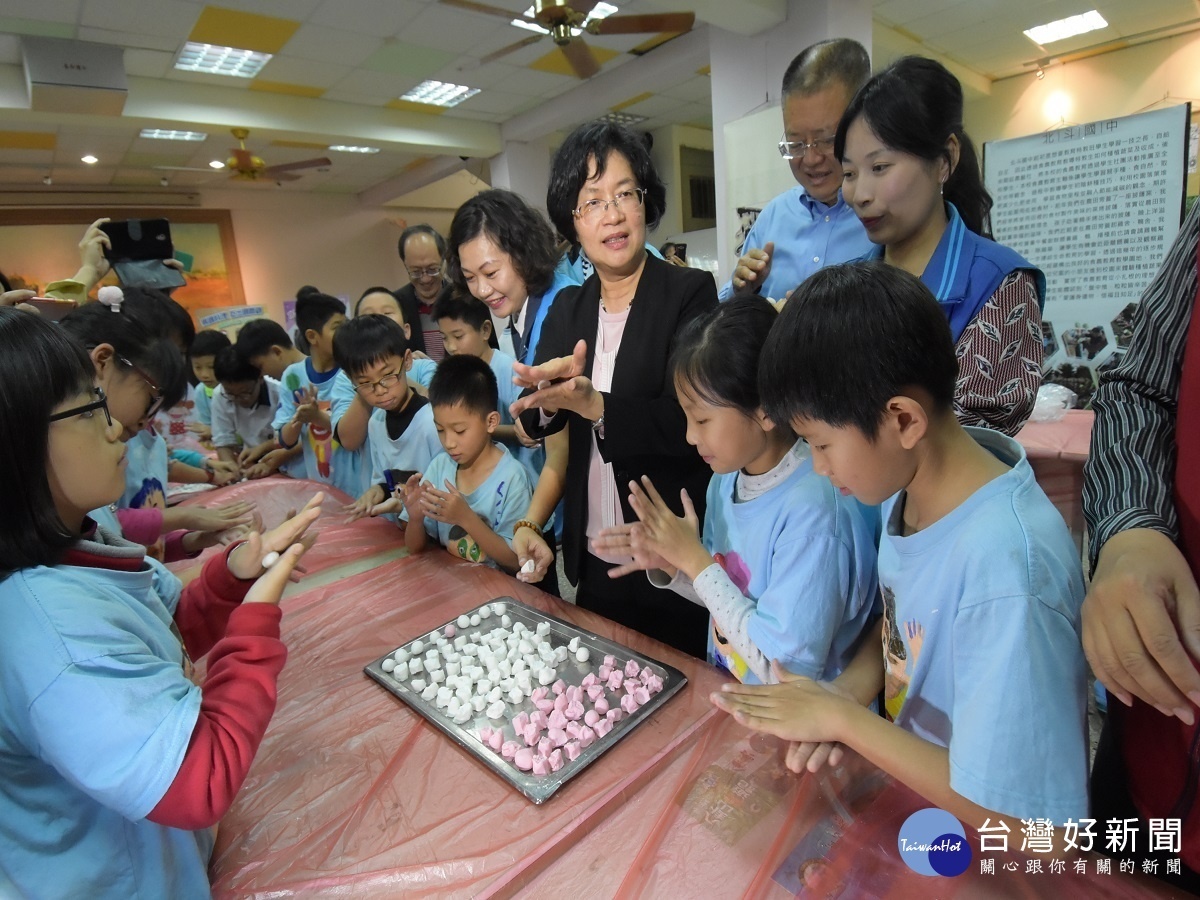 元宵節王惠美與學童做湯圓　了解每日午餐內容及食材來源