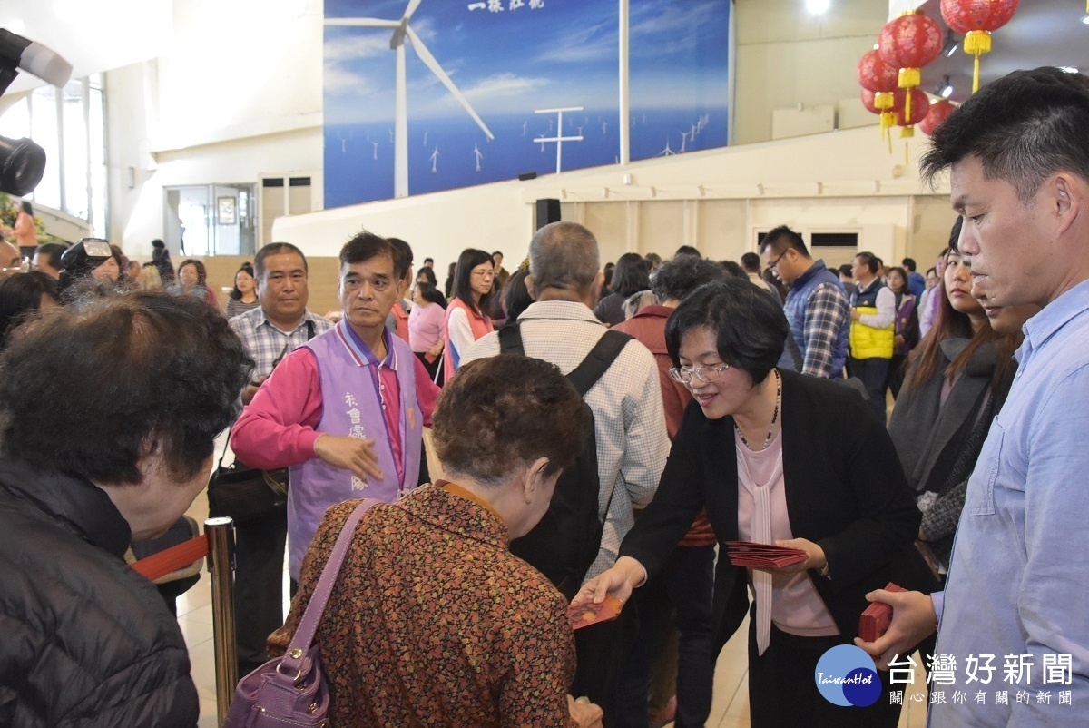 彰化縣各界新春團拜,縣長王惠美發放福袋。圖/記者鄧富珍攝