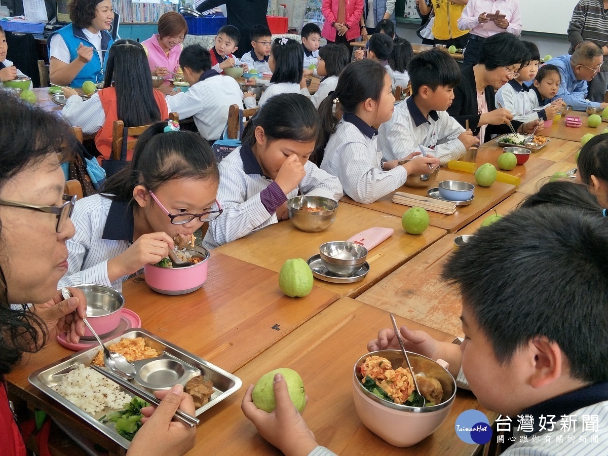 縣長王惠美與學童一起享用營養午餐。圖／記者鄧富珍攝