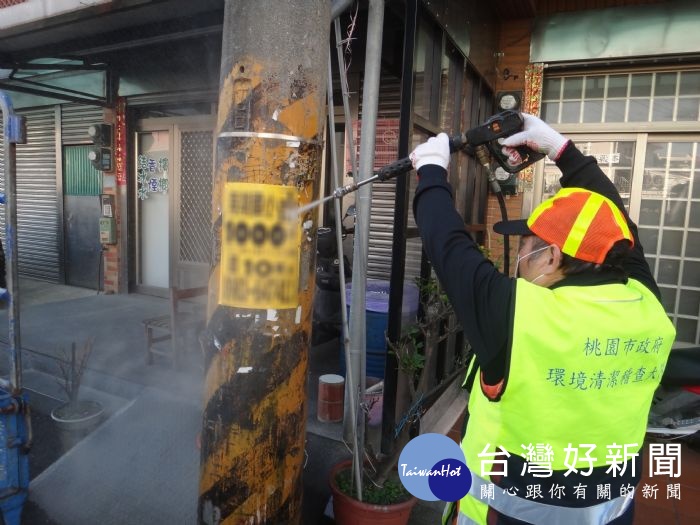 環境清潔稽查大隊每天約有150名人力在巡查市容,執行違規廣告物稽查處分與撕除的工作。