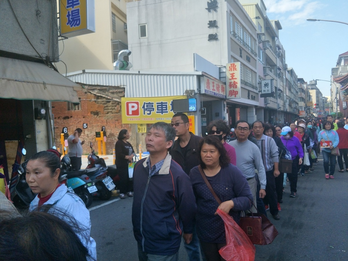 彰化市元清觀「天公生送青菜活動，民眾大排長龍，人潮滿滿。圖／記者鄧富珍攝