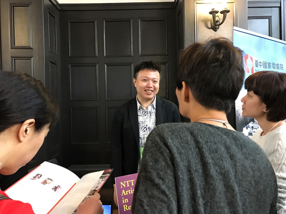 歌劇院駐館藝術家林孟寰於TPAM日本橫濱國際交流會議介紹作品。(圖/衛武營國家藝術文化中心)
