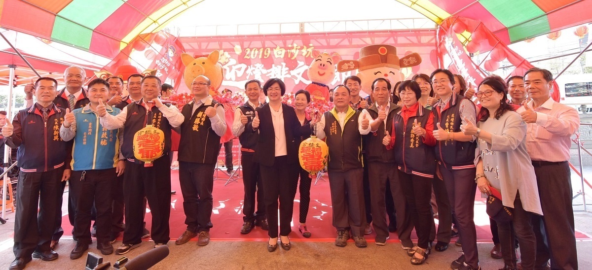 白沙坑迎燈排活動記者會上,大家一起提燈。圖/記者鄧富珍攝