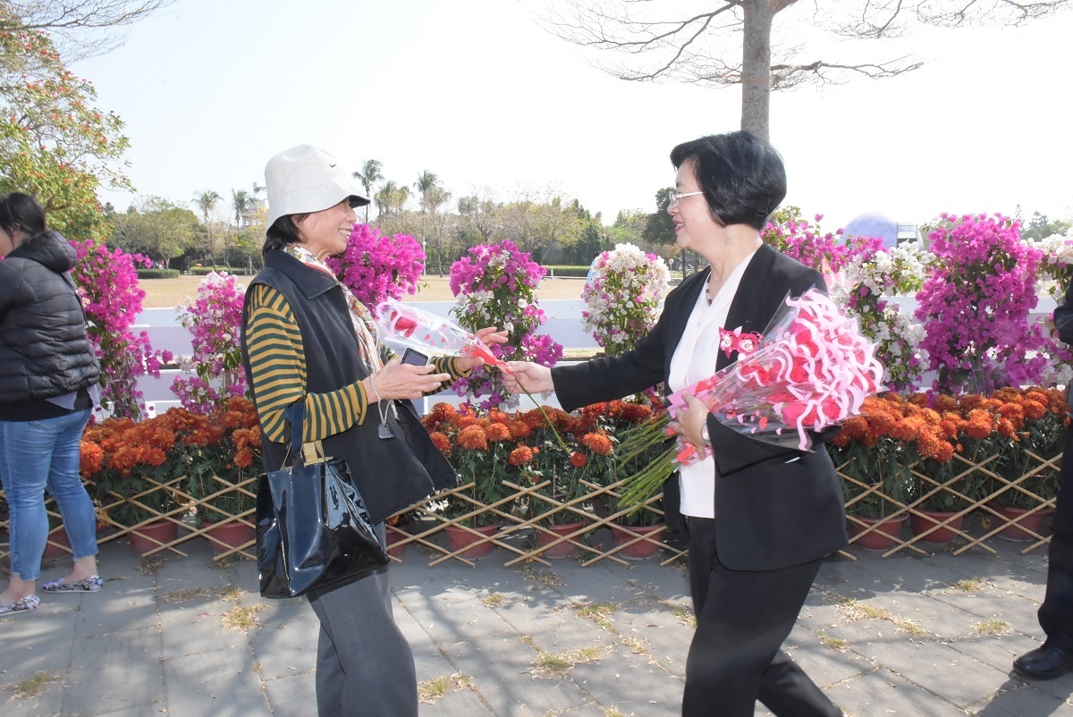 彰化縣長王惠美在溪洲公園園區內發送玫瑰花予遊客。