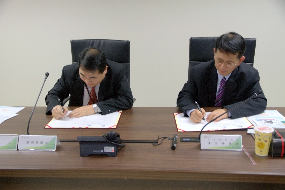 桃園市政府水務局長劉振宇(左)、中央研究院資訊科技創新研究中心主任黃彥男共同簽署「智慧水資源管理技術研究合作備忘錄」。