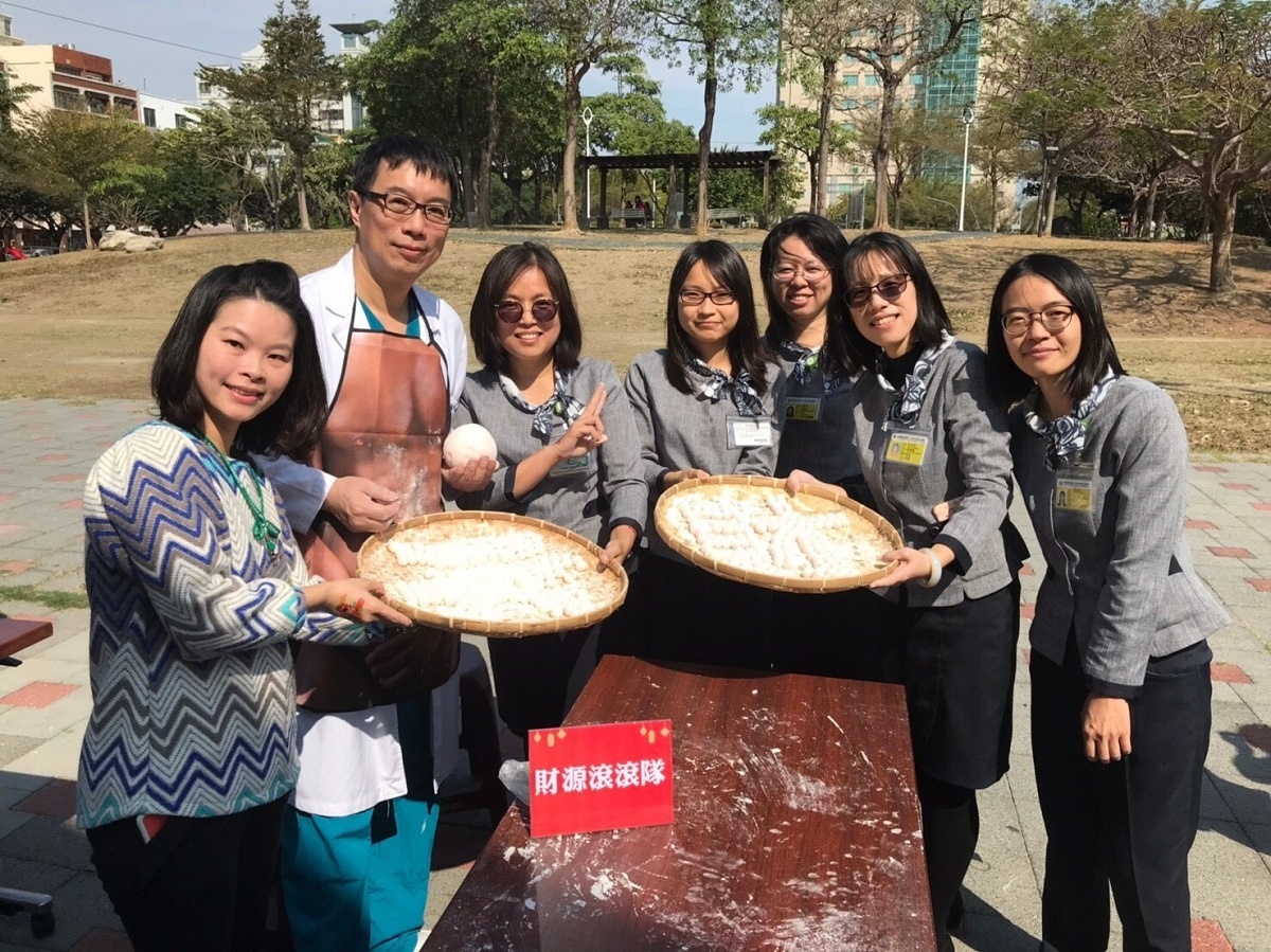 彰化秀傳醫院慶元宵,財源滾滾隊大伙搓湯圓搖元宵。