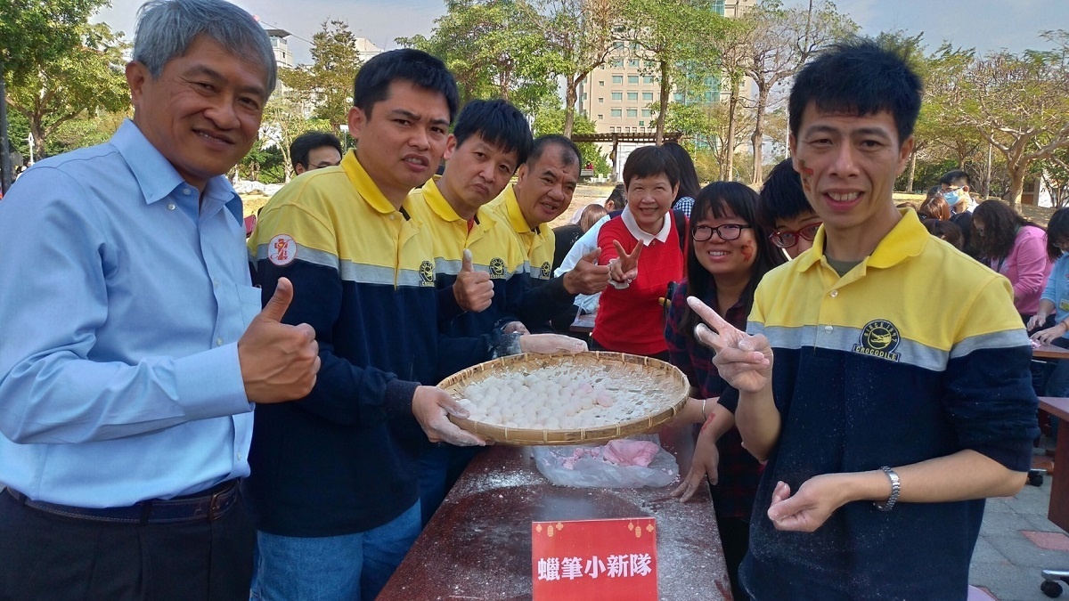 彰化秀傳醫院慶元宵,喜樂保育院的蠟筆小新隊,大伙搓湯圓搖元宵。