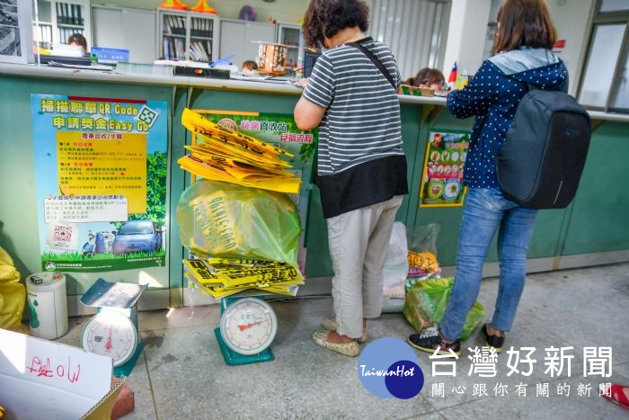 「撕小廣告換超商禮券」活動,除了兌換超商禮券及儲值金外,還可參加摸彩,民眾好評不斷。