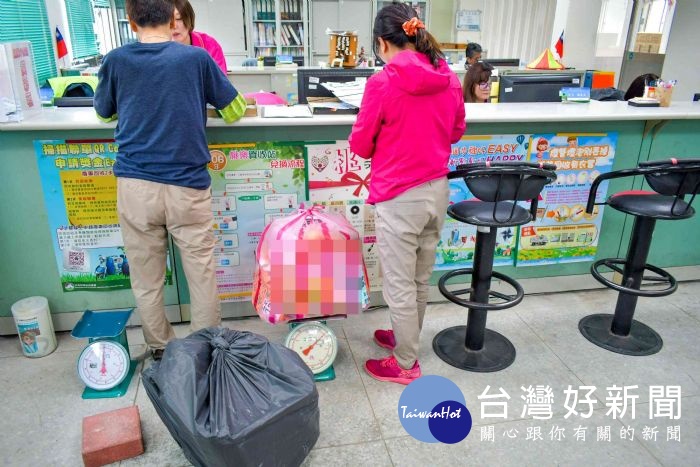「撕小廣告換超商禮券」活動,除了兌換超商禮券及儲值金外,還可參加摸彩,民眾好評不斷。