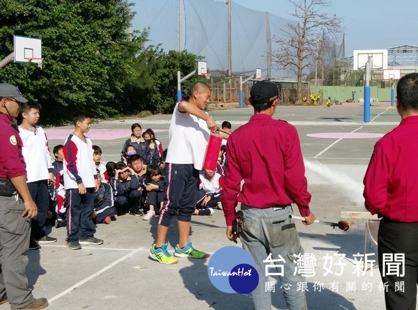 麥寮高中師生透過闖關體驗，實作家庭逃生計畫，提升防火防災觀念及自救的能力。