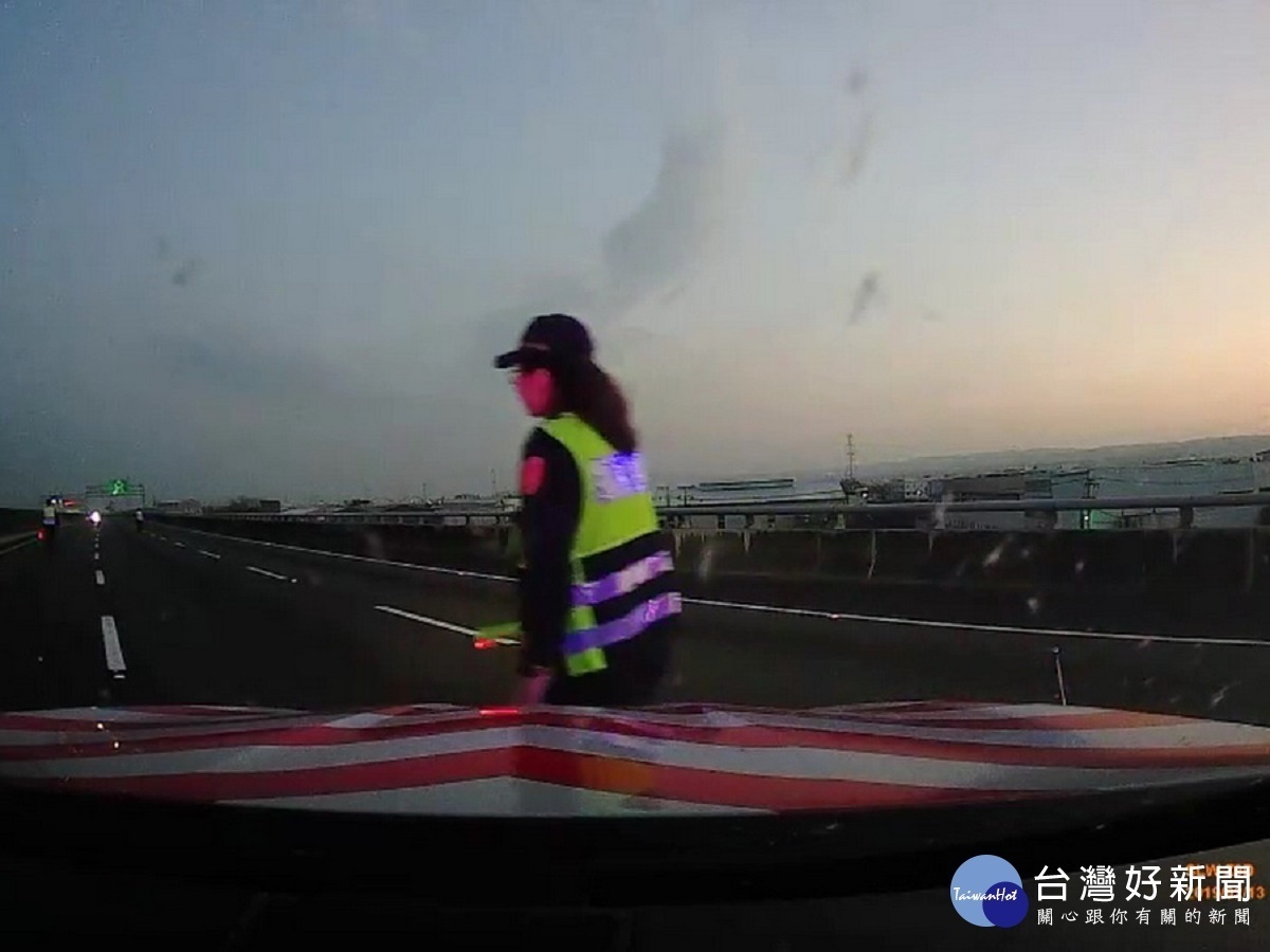 白牌機車逆上國道狂飆 警出動8輛巡邏車攔截仍被闖關(照片翻攝)