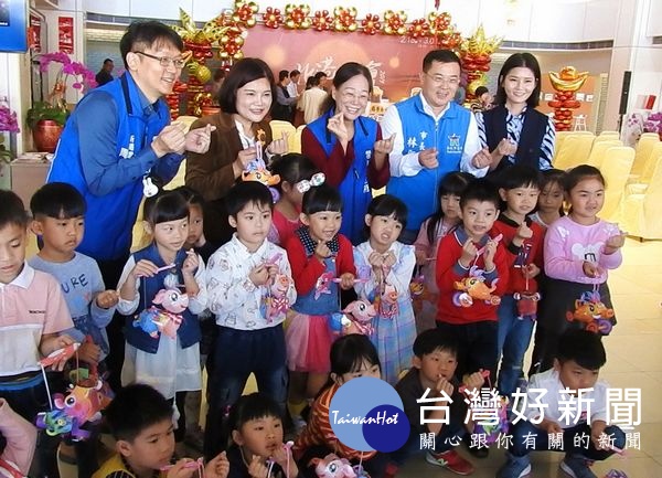 「燈會原鄉」2019年北港燈會將於18日啟燈,縣長張麗善、朝天宮蔡董事長及縣議員黃美蘭等人,熱情邀請全國民眾做伙來北港拜媽祖看花燈。(記者陳昭宗拍攝)