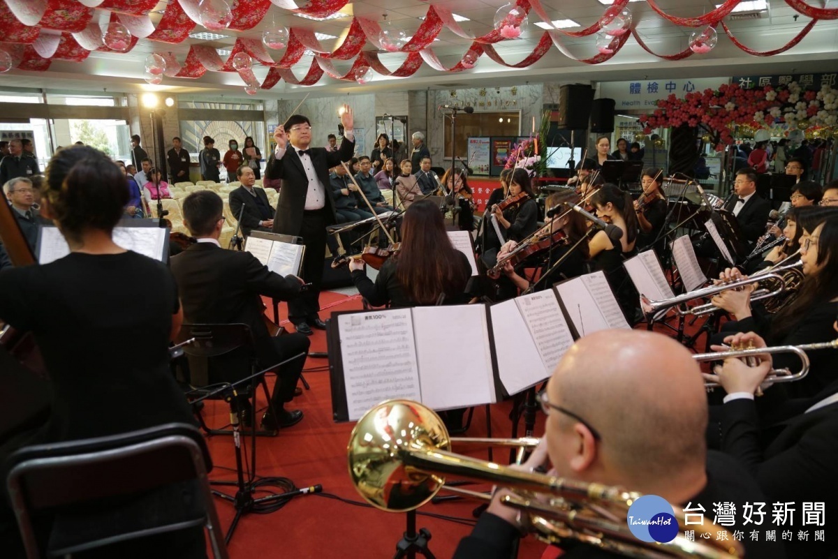 國軍桃園總醫院舉辦櫻花季健康促進暨公益活動，豐富活動內容邀請龍潭愛樂管絃樂團到場演出。