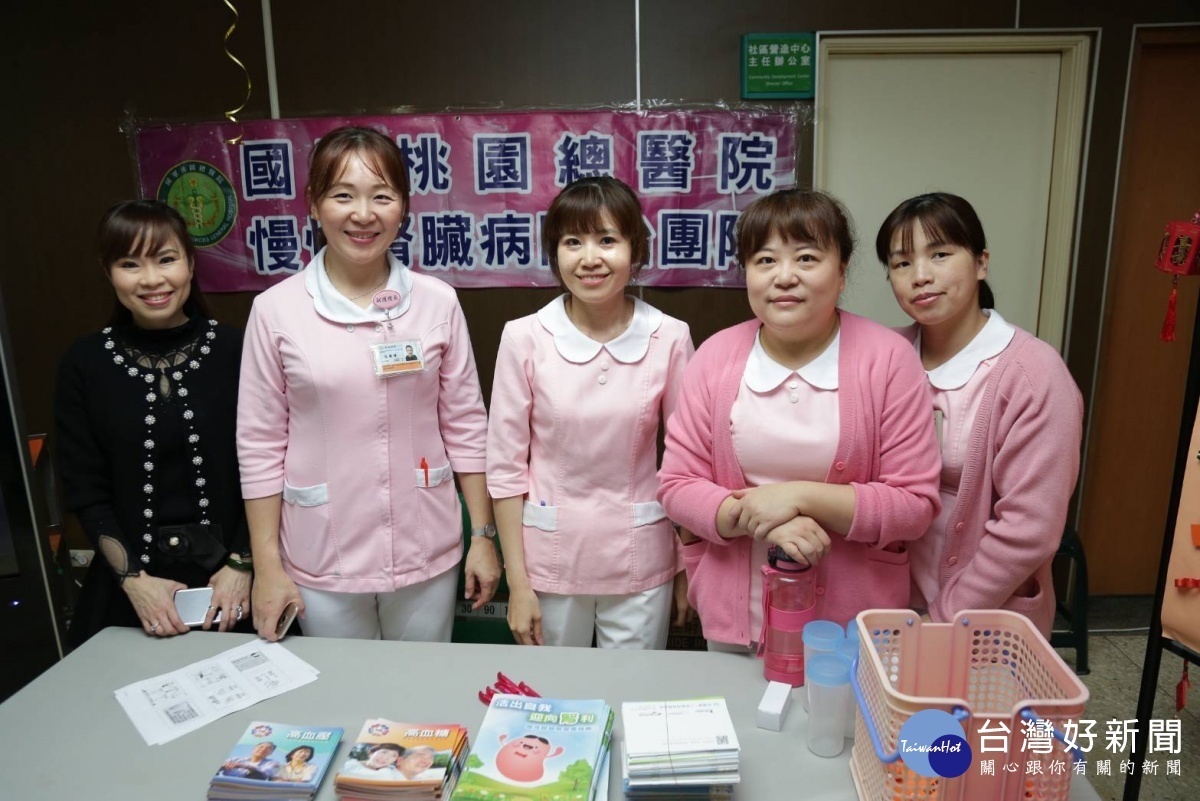 國軍桃園總醫院舉辦櫻花季健康促進暨公益活動，醫療服務團隊至活動現場服務鄉親。