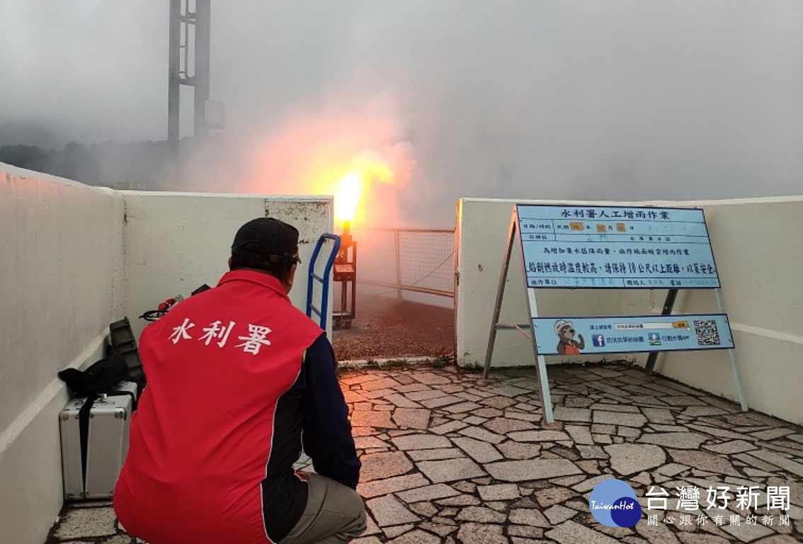 水利署除增加備援能力外,亦與國防部軍備局生產製造中心第202廠共同研製國產地面人工增雨焰劑,於14日在石門、寶二及永和山等水庫壩頂,進行地面人工增雨實作演練並檢整人工增雨器材各項裝備。(圖/經濟部水利署)
