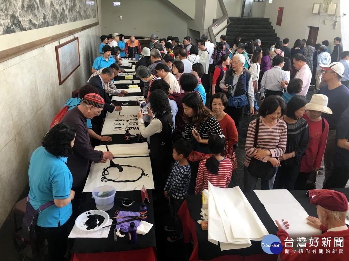 文化局新春開筆熱鬧非常。(記者扶小萍攝)